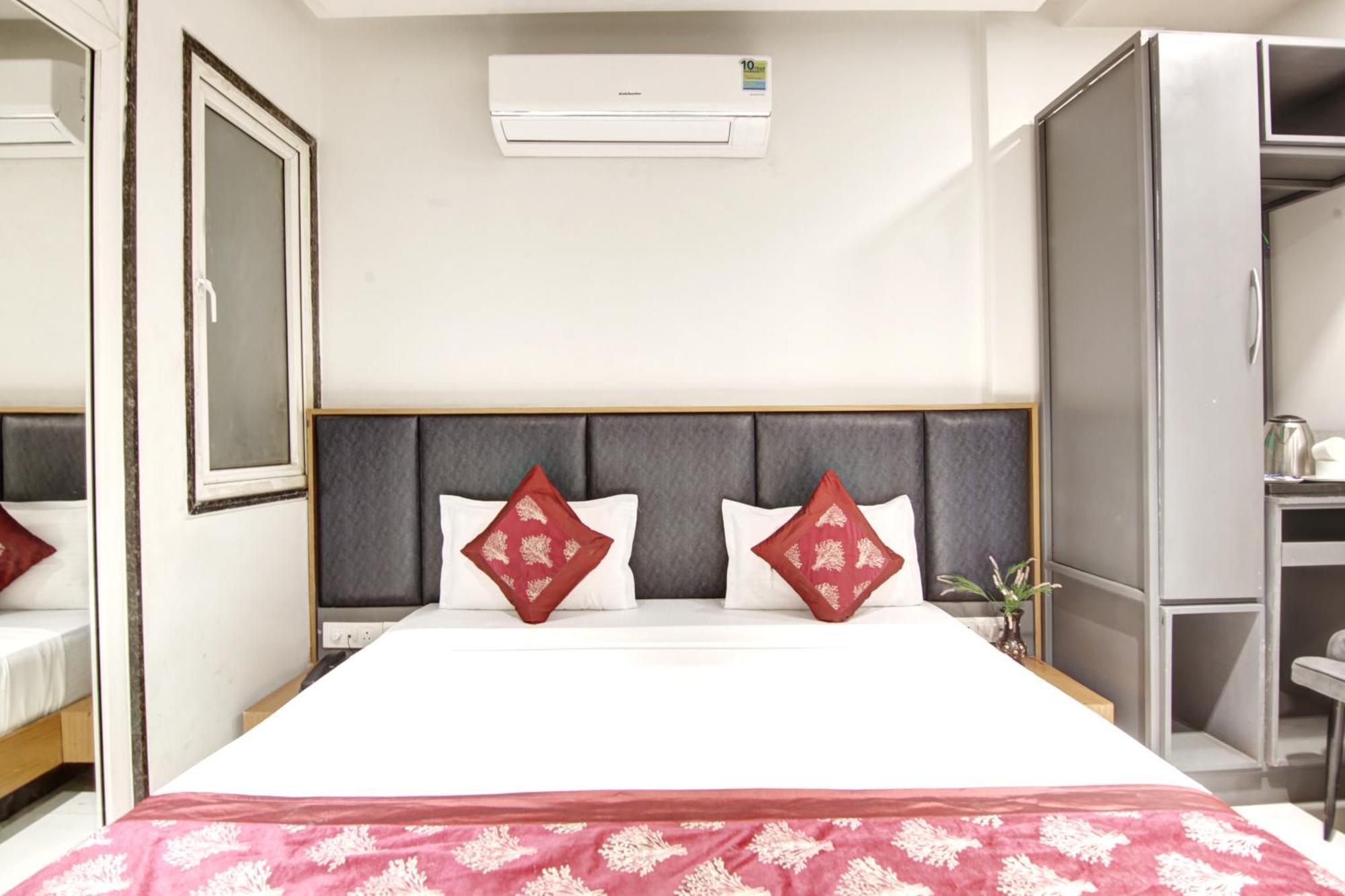 Applewood Grand Delhi Airport Hotel *
